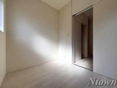 【洋室】 | ハーモニーテラス押木田町 | 個人の部屋や寝室として使える洋室です