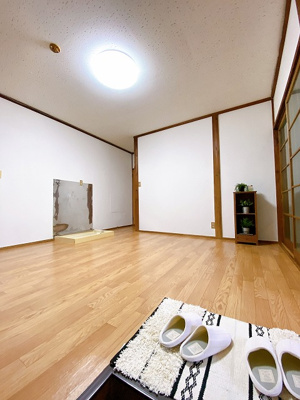 【展望】 | ホワイトハイムカガミ | 玄関からの景観です！玄関を入るとすぐにダイニングキッチン、右手にトイレとバスルームがあります☆