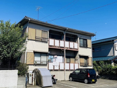 【外観】 | ホワイトハイムカガミ | 小田急線「生田」駅にアクセス可能な最寄りバス停まで徒歩1分！スーパーやコンビニ・郵便局などが近くて便利な立地の2階建てアパートです♪