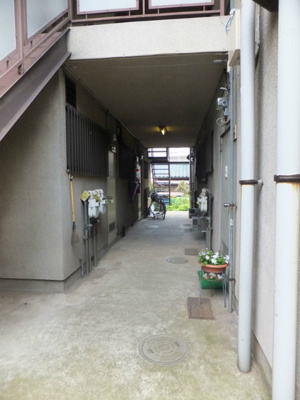 【その他共用部分】 | ホワイトハイムカガミ | 共用廊下です♪雨に濡れずにお部屋に入ることができ、荷物が多い日も便利ですね☆