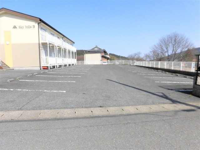 SurplusⅠSky hills　Ａ棟の駐車場