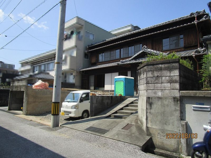 高知市東雲町　中古住宅の前面道路含む現地写真