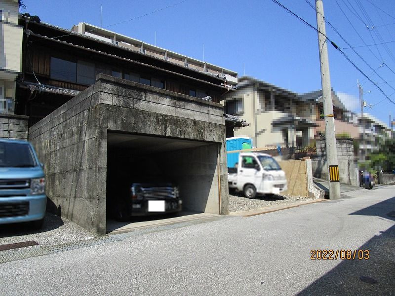 高知市東雲町　中古住宅の前面道路含む現地写真