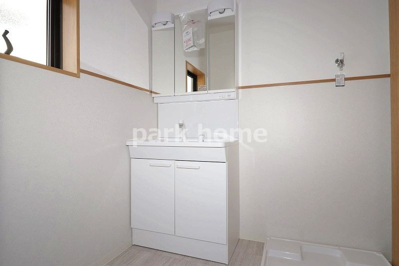 高知市東雲町　中古住宅の独立洗面台