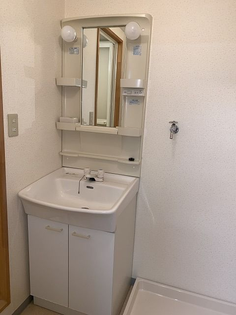 コージーコートの独立洗面台|朝の支度にも助かる、独立の洗髪洗面化粧台
※反転の場合あり