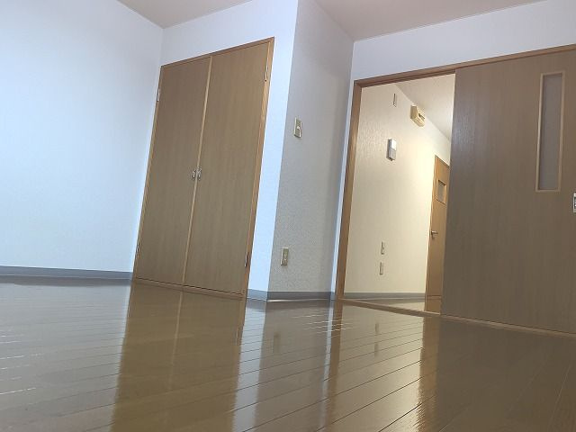 コージーコートの洋室|きれいな内装です
※反転の場合あり