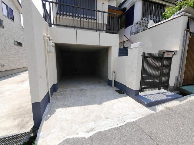 鈴蘭台北町5丁目戸建の駐車場