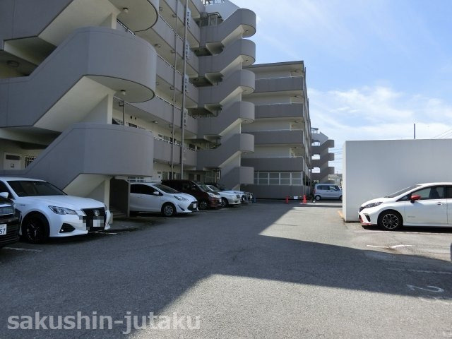 コスモ東習志野の駐車場