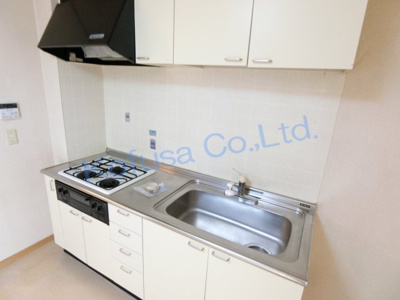 【キッチン】 | エステートピア日吉 | 三口ガスコンロ付きシステムキッチン