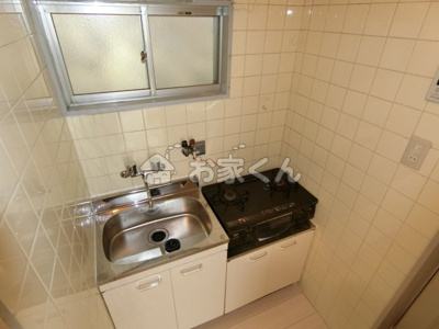 【キッチン】 | ブルーハイツ 敷金礼金0円 初期費用家主負担プラン有 | キッチン（ガス2口グリル付き）