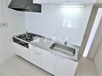 【キッチン】 | 稲葉町ハイツ | 三口ガスコンロ付きシステムキッチン
