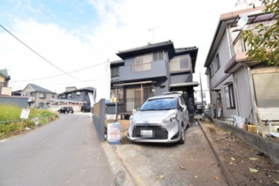 【駐車場】 | 武蔵村山市学園３丁目　中古戸建 | 車好きのパパにはうれしい広さのカースペース、休日には自慢の愛車を思う存分メンテナンス。