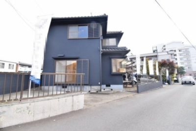 【前面道路含む現地写真】 | 武蔵村山市学園３丁目　中古戸建 | 前面道路は閑静な住宅地の通りとなるため、車通りは多くありません。 安心して車庫入れ可能。