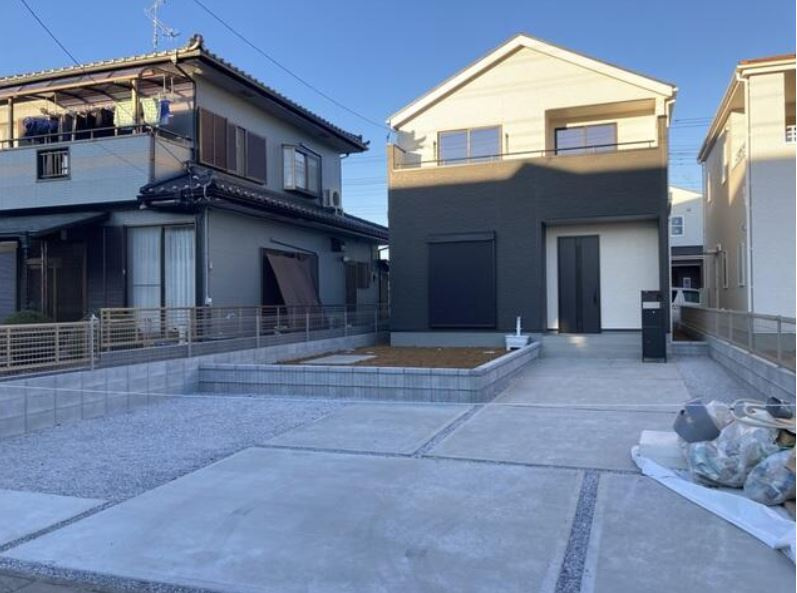 上里町七本木第4（全7棟）3号棟の外観|美しい街並みの分譲地です。車の出し入れもラクラクなカースペース及び広々な前面道路です。
車の運転が苦手な奥様もこれなら安心です(^▽^)/