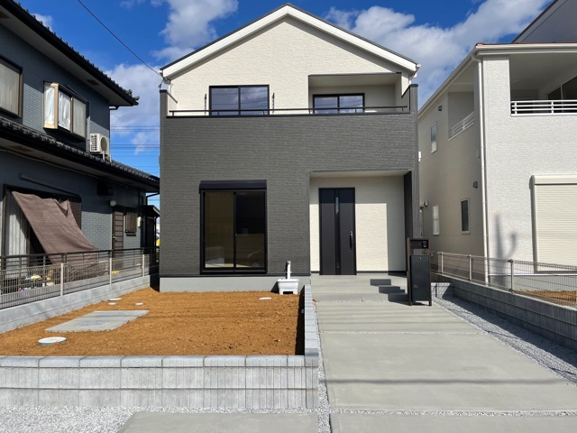 上里町七本木第4（全7棟）3号棟の外観|ナチュラルで飽きの来ないデザインは流行に左右されない家の形です。外構も綺麗に仕上がっています(^▽^)/
