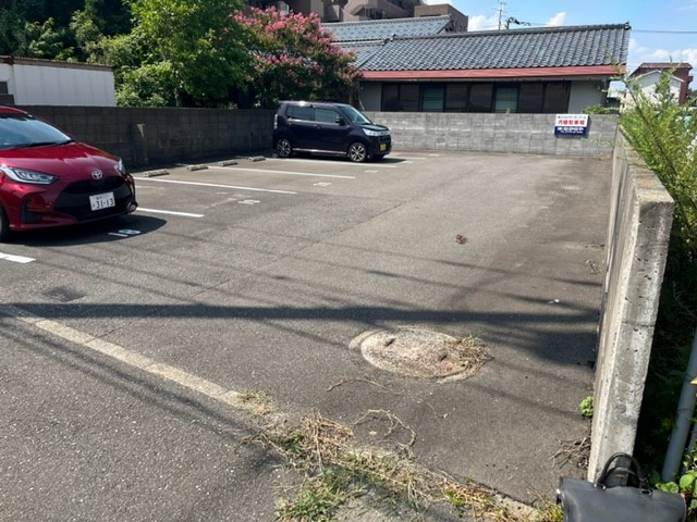 信開ベルシー文京南の駐車場|マンションすぐ横の月極駐車場は１台月額５,０００円と、敷地内の駐車場に比べて安い為、２台借りてます。