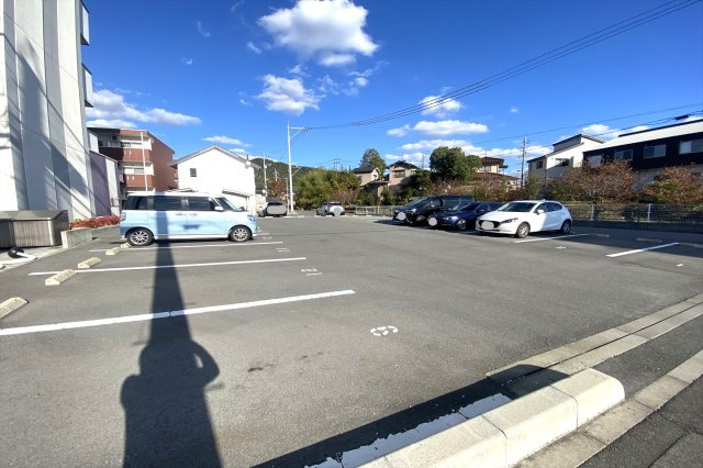 OTO寺家駅前の駐車場