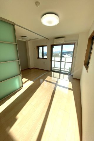 OTO寺家駅前の居間・リビング