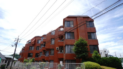 【外観】 | 【上質リノベ】サンピア牛田B棟 | 【耐震性】
耐震性の高さを判断するポイントは、
建築確認申請日が1981年6月1日以降の
新耐震基準に適合しているかどうか。
震度６程度の大地震でも
建物が崩壊しないレベルが基準になりました。