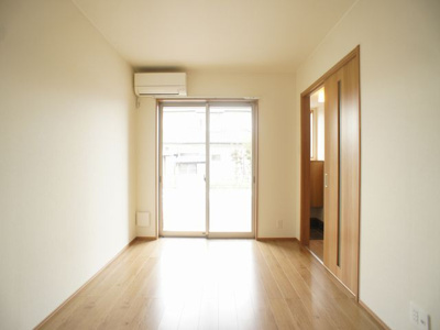 【居間・リビング】 | Villa Crescent（ヴィラ　クレセント） | 快適に過ごせるエアコンが付いています♪