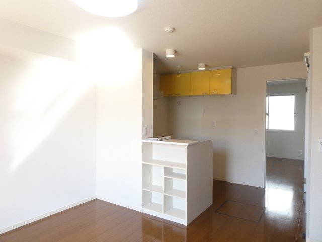 ユグドソレイユの居間・リビング|アクセントクロスは別タイプです