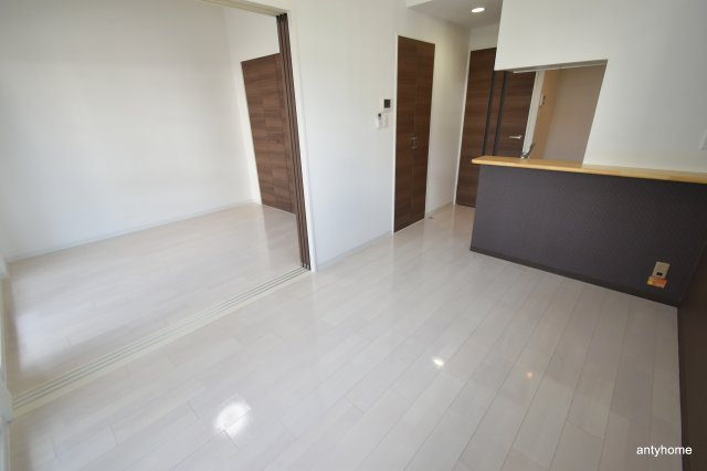 Luxe新大阪1　仲介手数料無料の居間・リビング