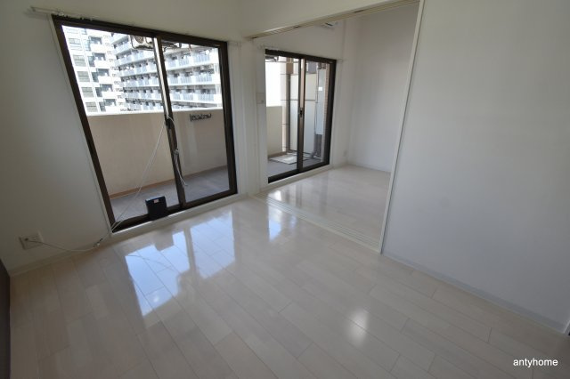 Luxe新大阪1　仲介手数料無料の居間・リビング