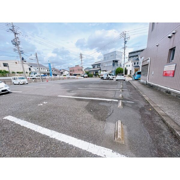 サンライフ有楽の駐車場
