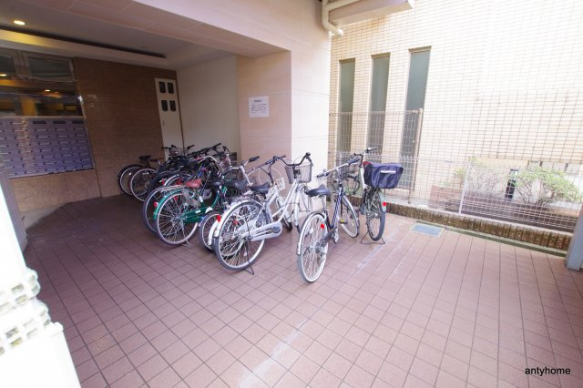 サンレムート江坂1st　仲介手数料無料の駐車場