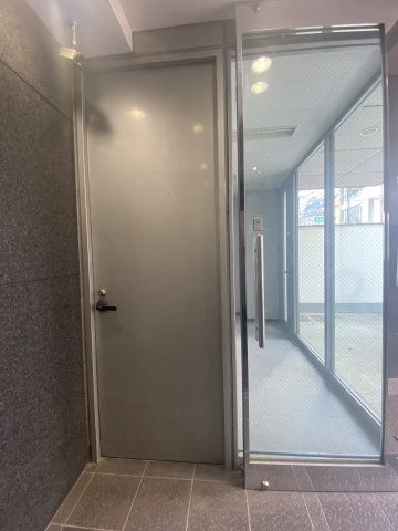 ウチヤマビルの玄関