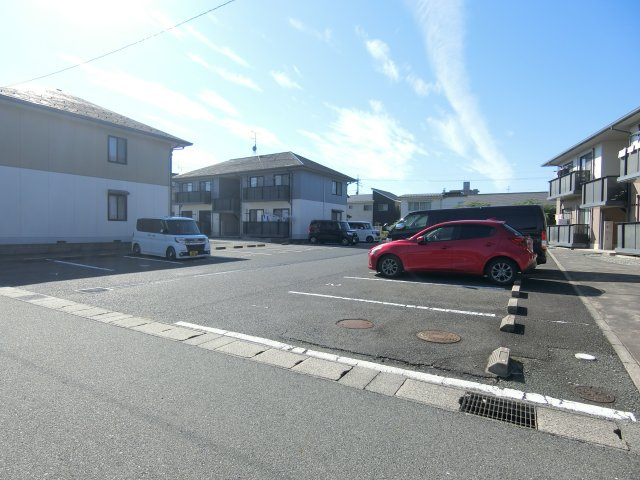 ラシェットエムザA棟の駐車場