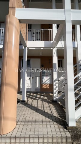 レオパレスアルシオネ飛路のエントランス