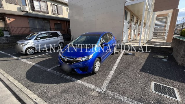 レオパレスアルシオネ飛路の駐車場