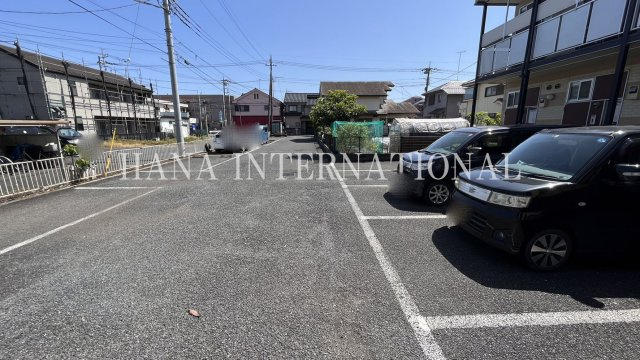 レオパレスグランツの駐車場