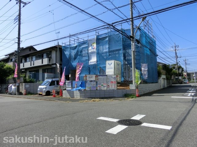 高津　ローズタウン内　新築戸建の前面道路含む現地写真|南９ｍ公道×東６ｍ公道　角地　ローズタウン内で歩道がある立地　