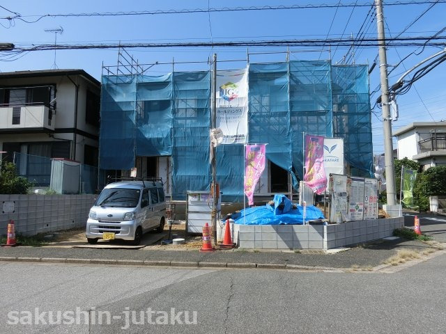 高津　ローズタウン内　新築戸建の外観|高津ローズタウン内　新築戸建　限定１棟　東南角地　土地５３坪・建物３０坪　カースペース２台+お庭