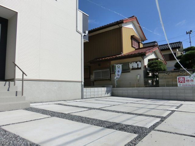 八千代台西１０丁目　新築戸建の駐車場|カースペース３台（並列）