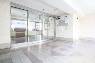 【エントランス】 | エントランスは優美な雰囲気を醸し出し、お住まいの方を心地よくお迎えします♪