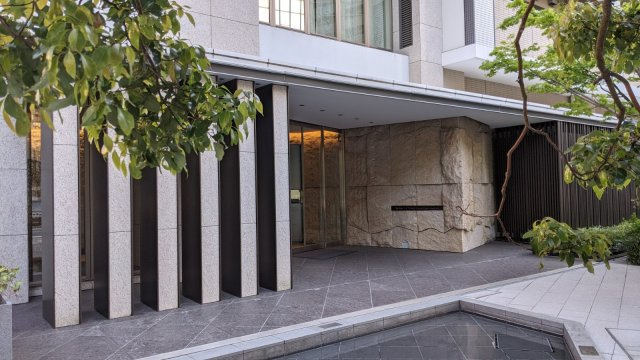 ブリリアザタワー東京八重洲アベニューのエントランス|エントランス前