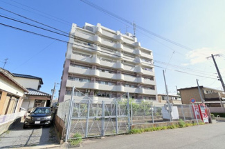 【外観】 | 落ち着いた住宅街のマンション。すぐ近くにスーパーがあるので、ちょっとした買い物でも気軽に行けますよ！ 徒歩2分のバス停からバスが出ています。近隣駐車場確保済みなので、車をお持ちの方でも安心です♪