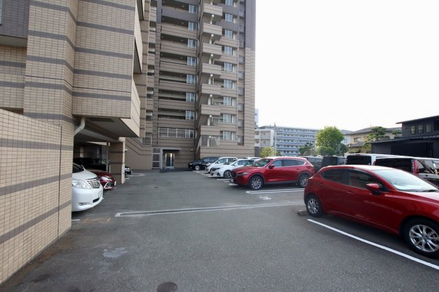 アソシア博多南ロハス・ザ・スタイルの駐車場