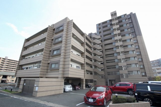 アソシア博多南ロハス・ザ・スタイルの外観|オートロックを開けると、自動でエレベーターが１階に降りてきます。エレベーターも鍵がないと入れない、セキュリティの整った物件。