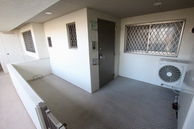 アソシア博多南ロハス・ザ・スタイルのその他共用部分|アルコープ。自転車はこちらにも駐輪可能です。鍵をかける部分もあります。