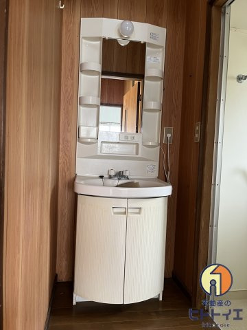 大篭アパートの独立洗面台|独立洗面台、小物を置くことができて便利です