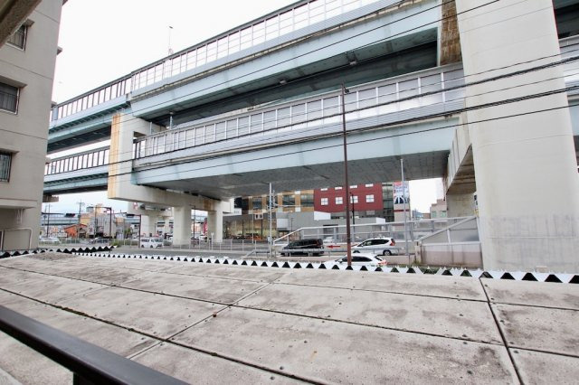 エバーライフ新室見の展望|マンションの駐輪場が前にあります。１階ですが、高くなっており、目線が合うことはありません