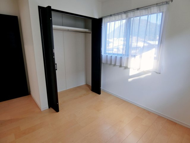 広島市安佐北区可部５丁目　中古一戸建ての洋室|クローゼットがあり収納も充実の洋室