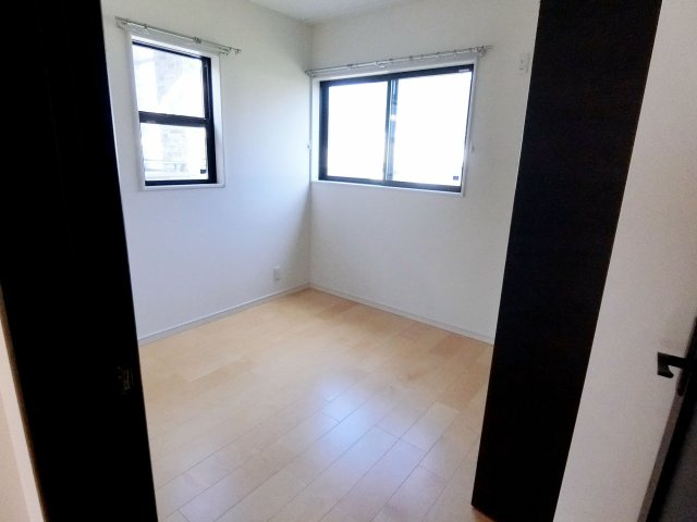 広島市安佐北区可部５丁目　中古一戸建ての洋室|明るい洋室です