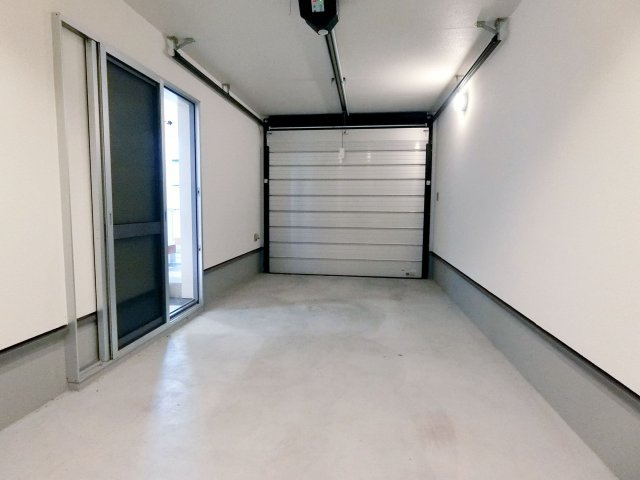 広島市安佐北区可部５丁目　中古一戸建ての駐車場|電動シャッター付き