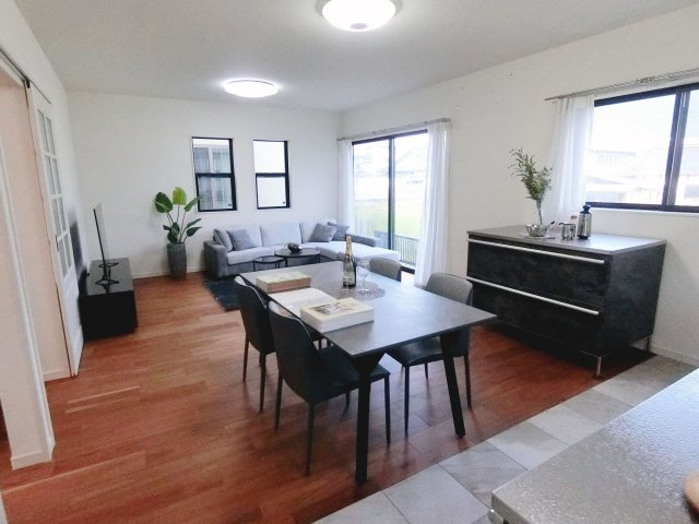 広島市安佐北区可部５丁目　中古一戸建ての居間・リビング|たくさんの日差しが差し込む明るいリビング