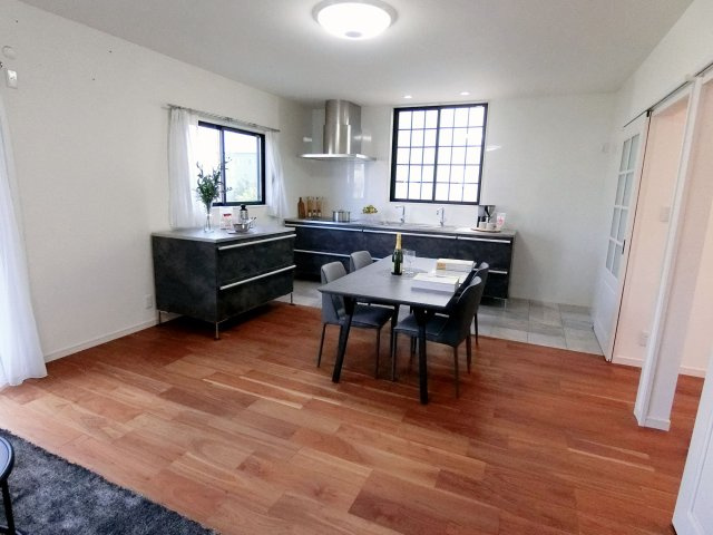 広島市安佐北区可部５丁目　中古一戸建ての居間・リビング|収納スペースも豊富なシステムキッチン　